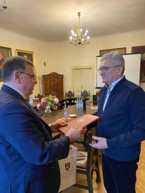Podziękowanie dla Marka Żurka od Uniwersytetu Papieskiego Jana Pawła II w Krakowie